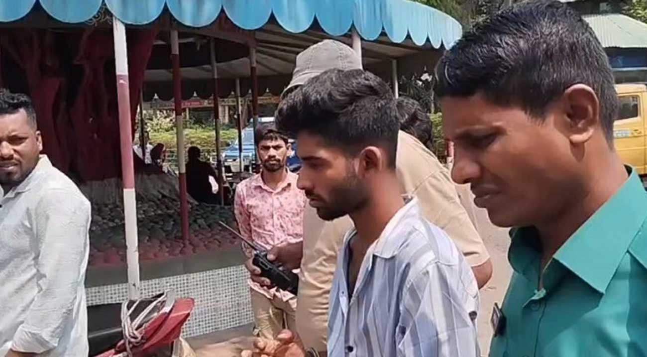 হোয়াটসঅ্যাপে অস্ত্রের ছবি পাঠিয়ে চাঁদা দাবি, খেলনা পিস্তল সহ গ্রেপ্তার যুবক